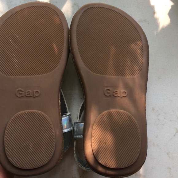 Silver shimmer cross toe sandals NWOT - Picture 2 of 3